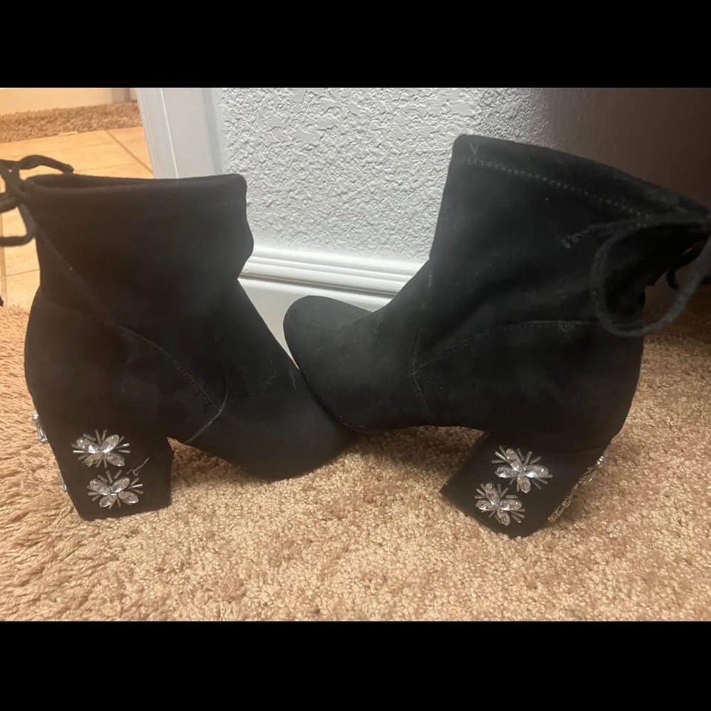 Elegant Black Suede Ankle Boots with Floral Embellishments size 8